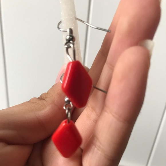 Diamond-shaped red orange small dangling earrings - Picture 2 of 3